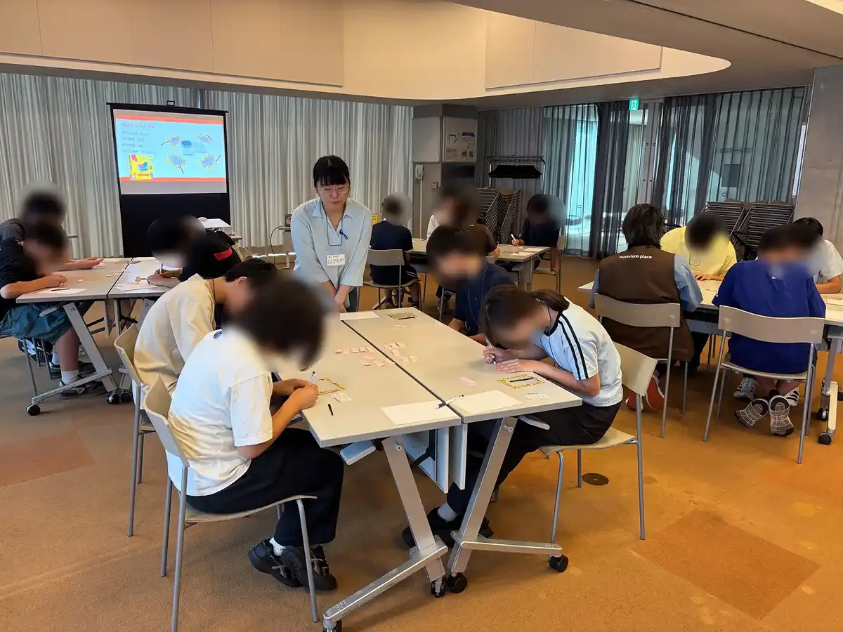 付箋を使って自由に考えを書き出します。
