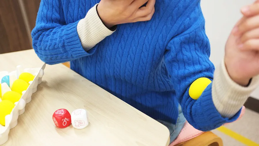 あごに挟むと、途端に動けなくなります