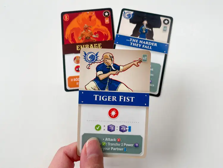 選んだ「攻撃」のカードを、どこに差し込もうか…