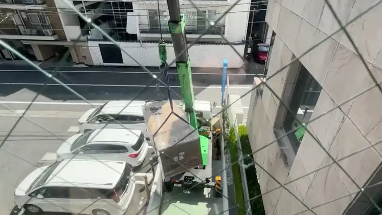 重たいプリンターがゆっくり上がってきます