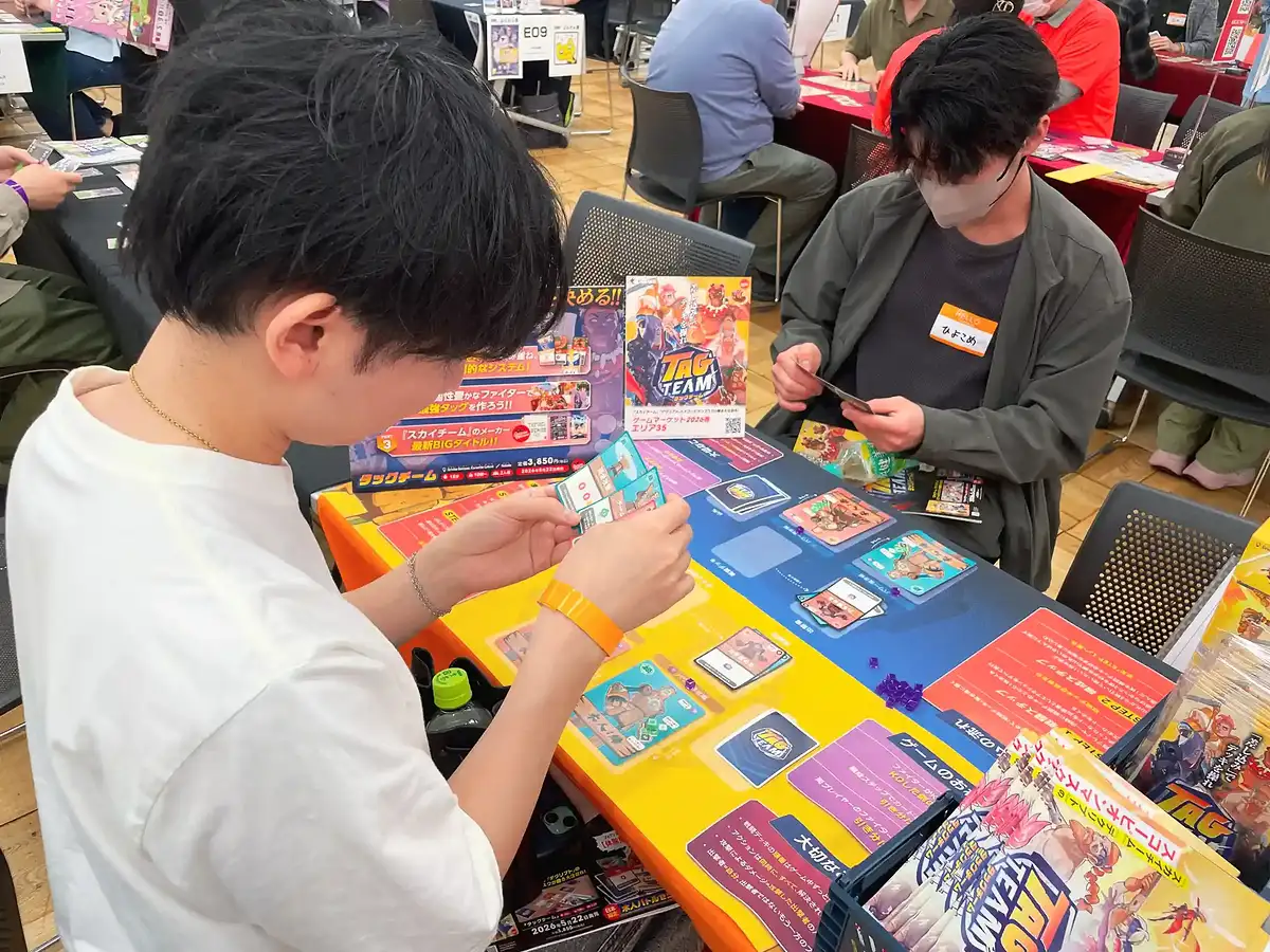 差し込むカードを3枚のうちから選んでいるところ。どのカードを選ぶのかも、勝負の流れに影響します