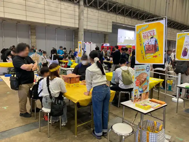 周囲で見ているだけでも楽しい巨大版『お菓子の魔女』